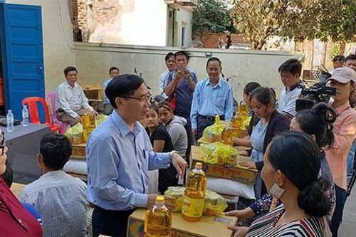 Trao quà cho các gia đình người gốc Việt và Khmer bị hỏa hoạn