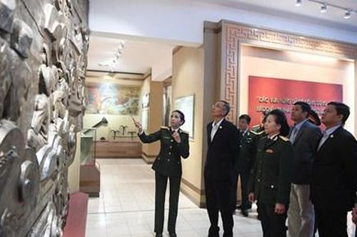 Bộ trưởng Quốc phòng Myanmar tham quan Bảo tàng Lịch sử Quân sự Việt Nam và Hoàng Thành Thăng Long