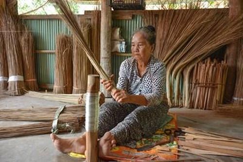 Gỡ khó cho nghề làm chổi cọng dừa ở xứ cù lao