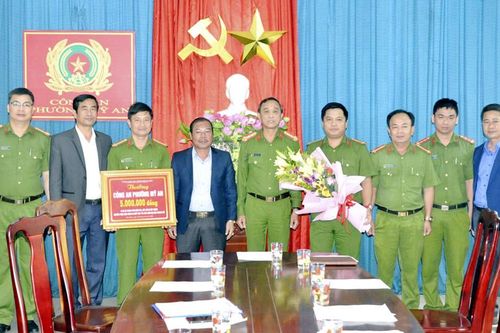 Khen thưởng lực lượng bắt giữ 2 đối tượng cướp giật tài sản