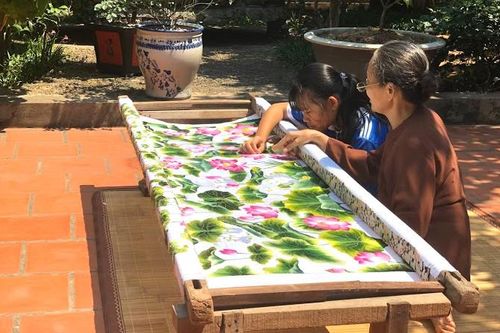 'Ngược đường' giữ lửa làng nghề
