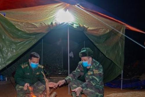 Trắng đêm tác nghiệp cùng người lính biên phòng