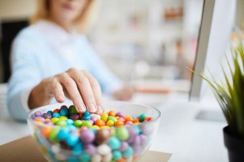 Tránh xa thực phẩm giàu đường và năng lượng nếu muốn ngủ ngon