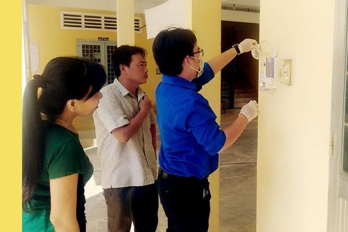 Sinh viên Trà Vinh chế nước rửa tay phát miễn phí