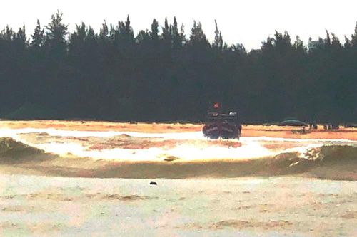 Cứu hộ tàu cá chở 11 thuyền viên va phải đá ngầm tại TT-Huế
