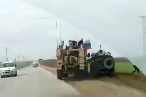 Xe quân sự Mỹ tạt đầu xe thiết giáp Nga ở Syria
