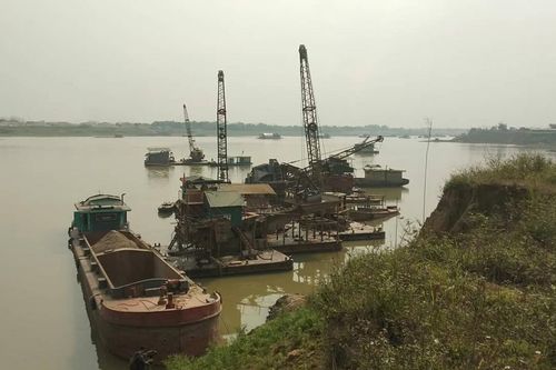 Phú Thọ: Bắt quả tang 'cát tặc' trên sông Lô