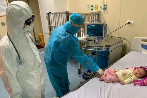 Các y bác sỹ điều trị thành công cho bệnh nhi nhỏ nhất mắc COVID-19