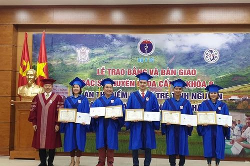 Bàn giao 28 bác sỹ trẻ tình nguyện về công tác tại 13 huyện nghèo
