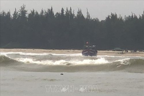 Kịp thời cứu nạn 11 ngư dân cùng tàu cá bị mắc cạn trên biển