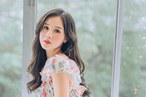 Nàng WAGs 6 lần trượt hoa hậu: 'Tránh cô đơn quá thì chỉ có tán em thôi'