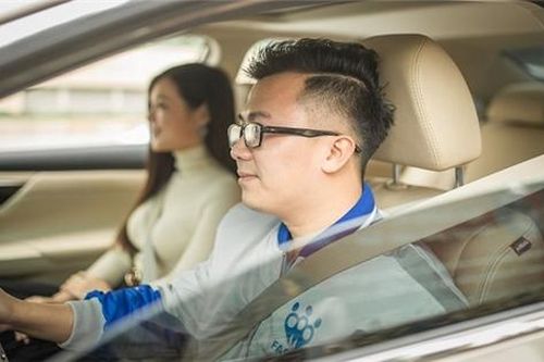 Dừng thí điểm taxi công nghệ: Grab, FastGo toan tính gì?