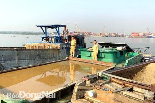Phát hiện 2 thuyền khai thác, vận chuyển cát trái phép
