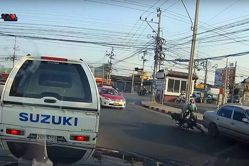 Ô tô phanh gấp khiến tài xế xe máy lãnh đủ
