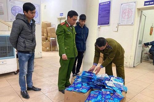 Thu giữ gần 300 'thẻ diệt virus Corona' không rõ nguồn gốc