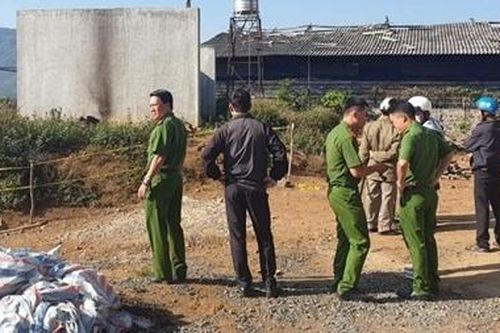 Người đàn ông chết cháy bên đường