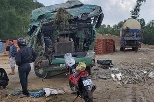 Xe tải nát đầu sau cú va chạm với xe khách