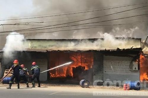 TPHCM: Cháy công ty Bút Chì, thiệt hại nặng về tài sản