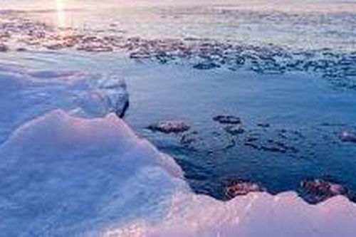 Clip kỳ thú 'núi lửa băng' phun trào ven hồ Michigan