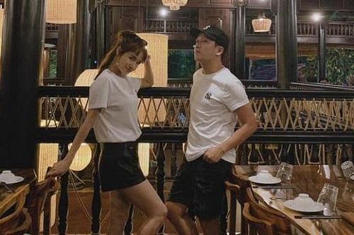 Trường Giang diện đồ đôi với Nhã Phương, 'trốn con' đi chơi Valentine muộn