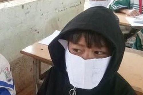 Đăng ảnh học sinh đeo khẩu trang bằng giấy, một cán bộ và hiệu trưởng bị phê bình