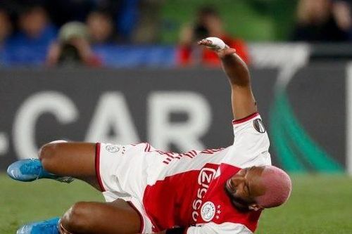 Tiền đạo Ajax lăn lộn trên sân để giễu cợt đối thủ
