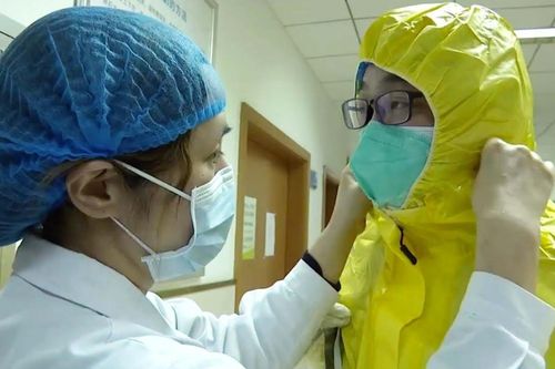 Mắc ung thư, nữ y tá trưởng vẫn ở lại Vũ Hán chống dịch
