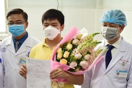 Vinh danh tập thể điều trị bệnh nhân khỏi virus corona ở TP.HCM