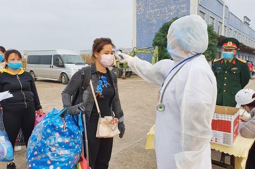 Quảng Ninh đưa 73 công dân về cách ly tại trường quân đội