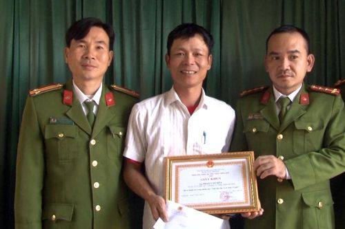 Khen thưởng người đàn ông lao xuống sông cứu 2 mẹ con