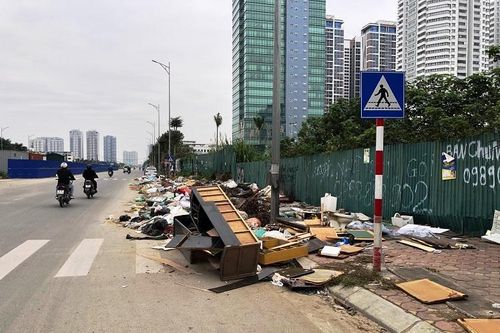 Phế thải ngập đường Nguyễn Văn Huyên kéo dài: Chưa có biện pháp xử lý hiệu quả