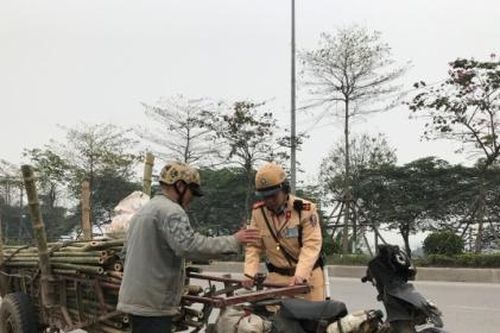 Hà Nội: Tăng cường kiểm tra, xử lý vi phạm xe ba bánh chở hàng hóa cồng kềnh