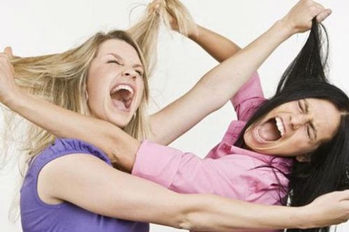 Ghen tuông, người phụ nữ đâm rách mặt 'tình địch'