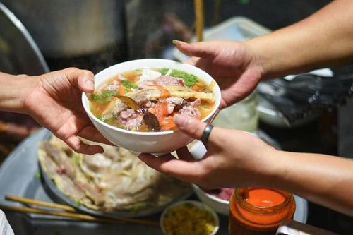 Khiển trách Chủ tịch xã mang phở cho phụ nữ vắng chồng