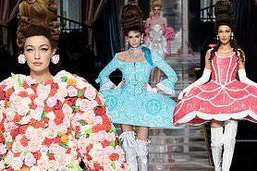 Irina Shayk và dàn mỹ nhân mặc váy lồng bàn trong show Moschino