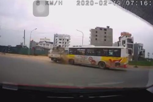 Clip: Xe buýt phóng nhanh, lao vào xe cẩu tự hành