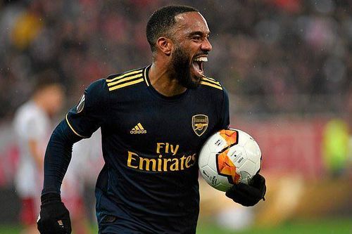 Lacazette hóa người hùng, Arsenal rộng cửa đi tiếp