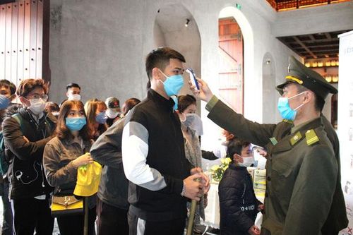Yên Tử: Giảm giá vé cáp treo, đo thân nhiệt đảm bảo an toàn cho du khách