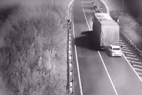 Xe tải kéo lê ô tô 3 km trên cao tốc sau va chạm