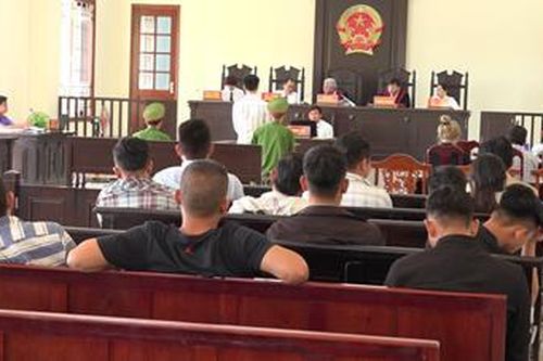 Trút mưa dao lên người khác vì thấy vợ bị chửi