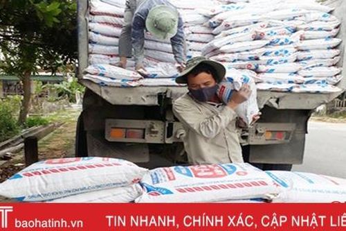 Hơn 2.000 tấn phân bón, 15.000 cây giống trả chậm đến tay nông dân Hà Tĩnh