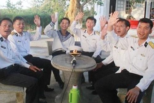 'Cột mốc sống' giữa trùng khơi