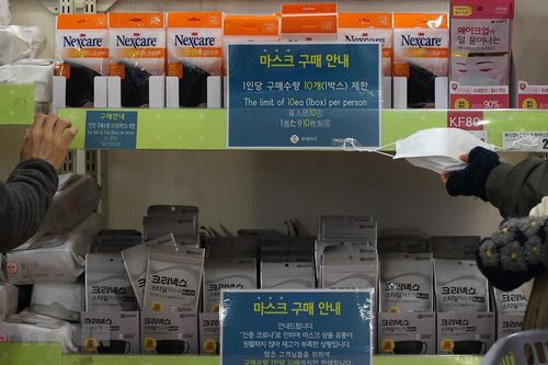 Hàn Quốc nỗ lực bình ổn giá khẩu trang và nước rửa tay