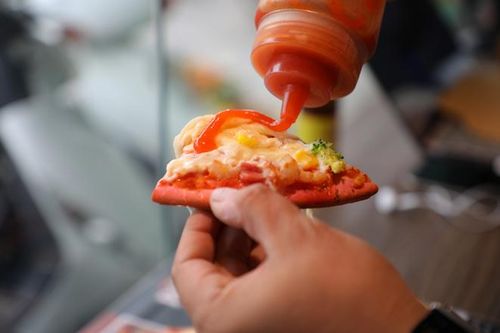Bánh pizza Thanh long đắt hàng mùa dịch COVID-19