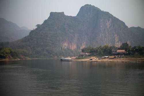 Trung Quốc xả nước đập trên sông Mekong