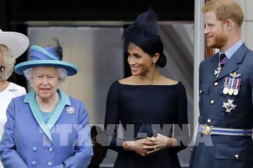 Nữ hoàng Anh cấm Harry và Meghan dùng tước hiệu Sussex Royal