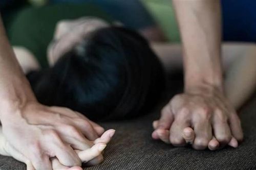 Cô gái bị bạn thân của bố tấn công tình dục ngay trong bệnh viện