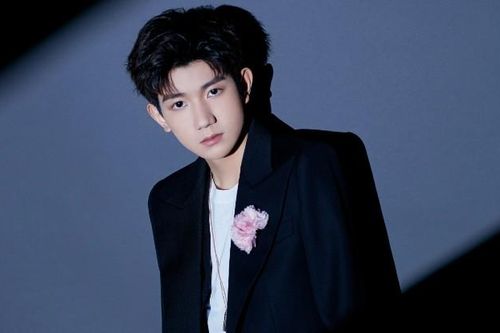 Vương Nguyên vui vẻ chia sẻ đang trong quá trình cho 'ra lò' bài hát mới, không màn đến chuyện nhạc phẩm bị đạo