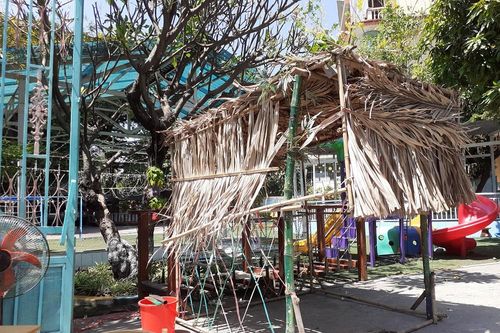 Đằng sau tấm bảng 'Giải cứu giáo viên mầm non'