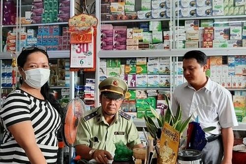 Tiền Giang: Tạm giữ 40 chai gel rửa tay và 480 chai nước súc miệng có dấu hiệu vi phạm